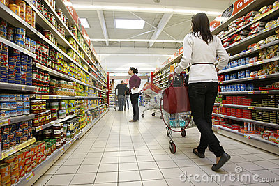 customers-shopping-supermarket-17886239